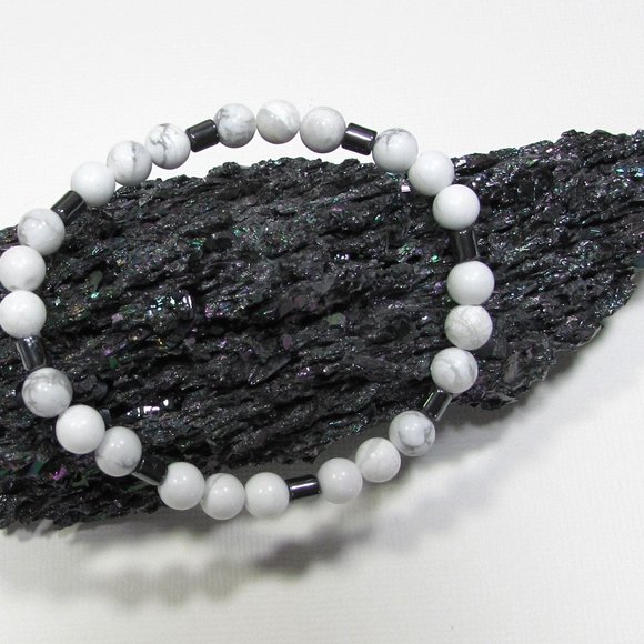 Natural White Howlite Gemstone Bracelet - Picture 2 of 6